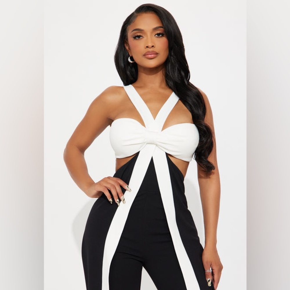 Chic Black and White Contrast Jumpsuit - Picture 3 of 4